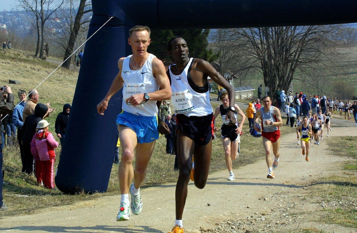 Keenia meeste parim ümber Viljandi järve jooksu aeg pärineb 2006. aastast ja on Francis Kirwa (paremal) nimel. Ometi ei andnud see talle võitu, sest Pavel Loskuotv oli temast 12 sekundit kiirem.