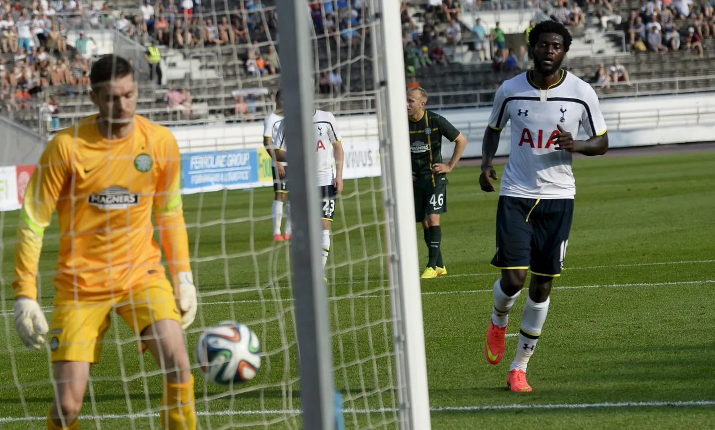 Tottenhami ründaja Emmanuel Adebayor (paremal) ja Celticu väravavaht Craig Gordon laupäevases mängus.