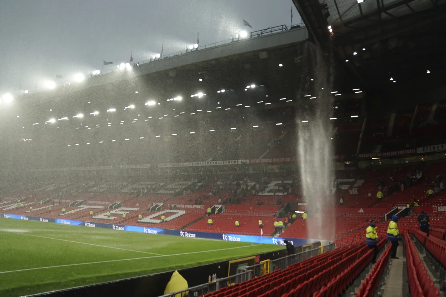 Pühapäeval oli Old Traffordil kaks võitjat – vihm ja Londoni Arsenal – ning kaks kaotajat: Manchester United ja nende kodustaadioni katus.