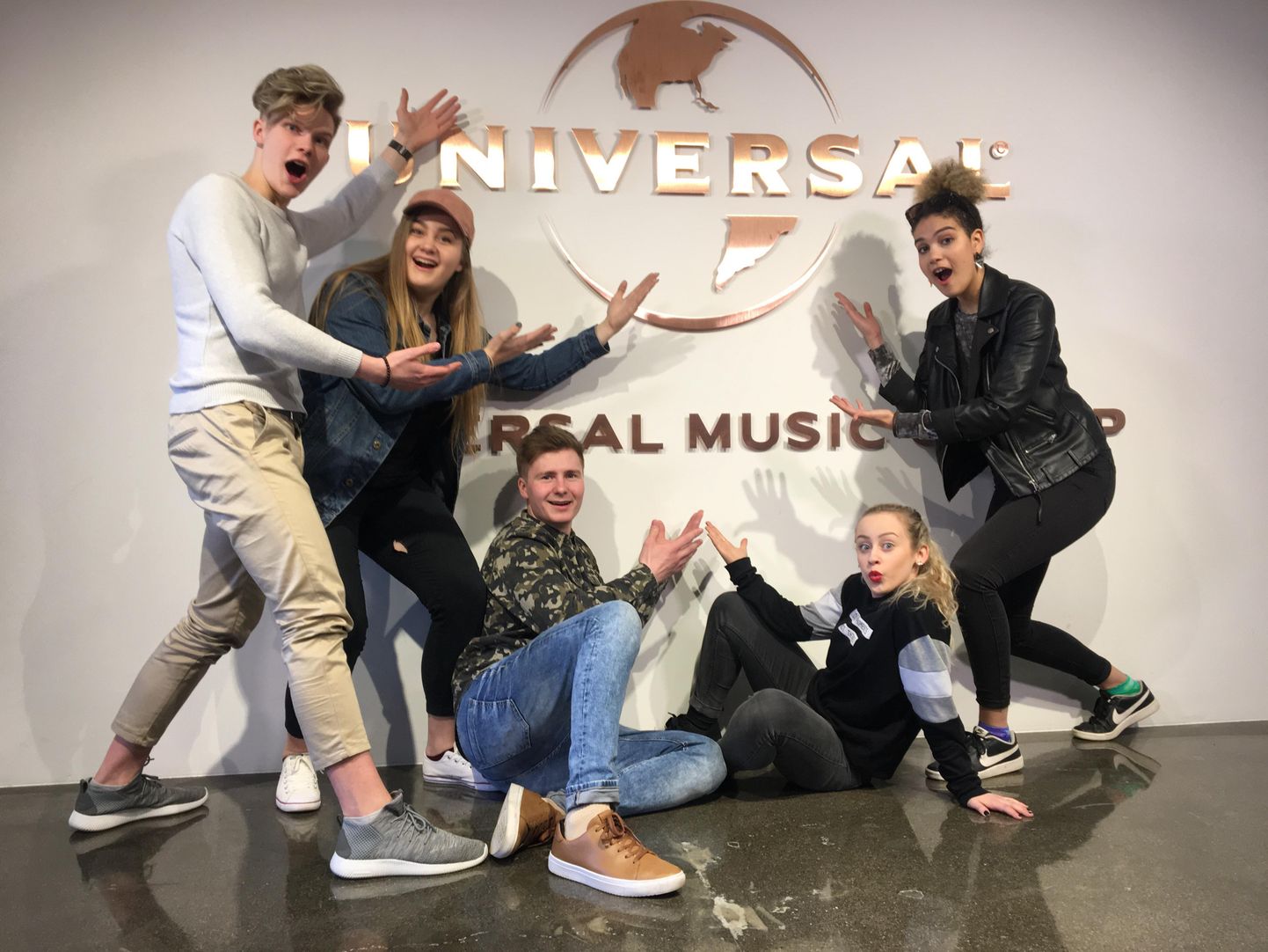 7. hooaja finalistid Universal Music Finlandi külastamas.