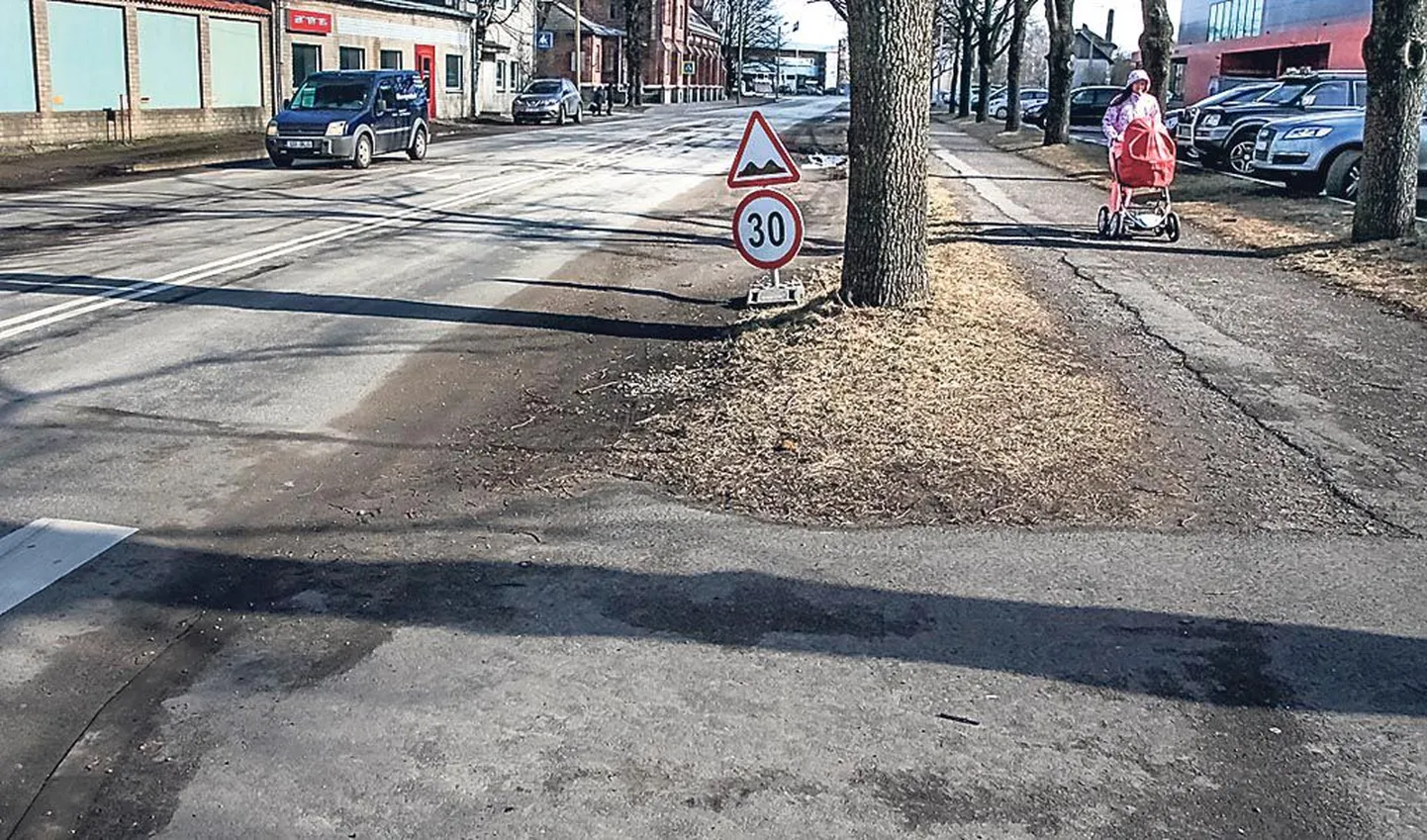 Pärnus Ringi-Laia ristmikust Riia maantee suunas on Lai tänav sedavõrd kehvas seisus, et autode sõidukiirus on piiratud 30 kilomeetrini tunnis.