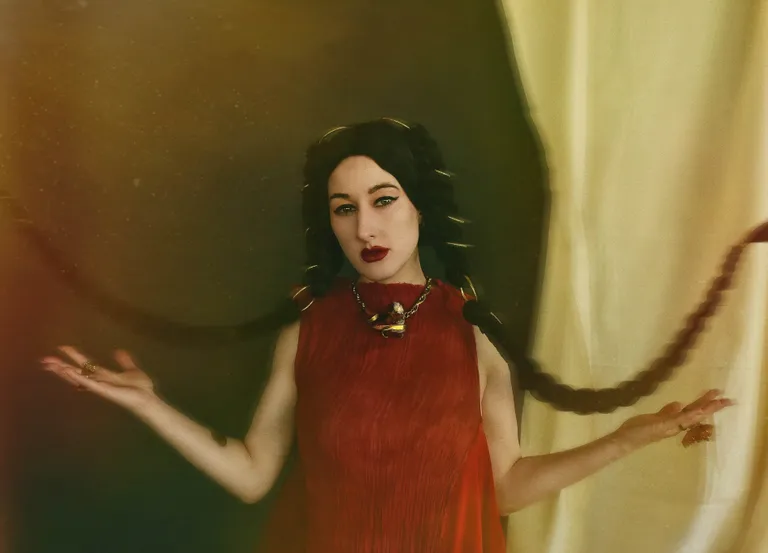 Mai keskel esineb Eestis Ameerika laulja ja laulukirjutaja Zola Jesus.