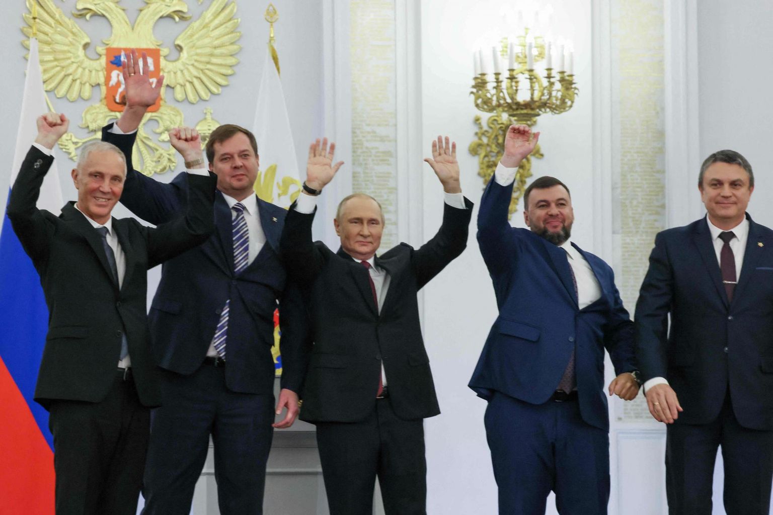 Venemaa riigipea Vladimir Putin ühes okupeeritud Ukraina alade nukuvalitsuste juhtidega rõõmustamas alade annekteerimise üle. 