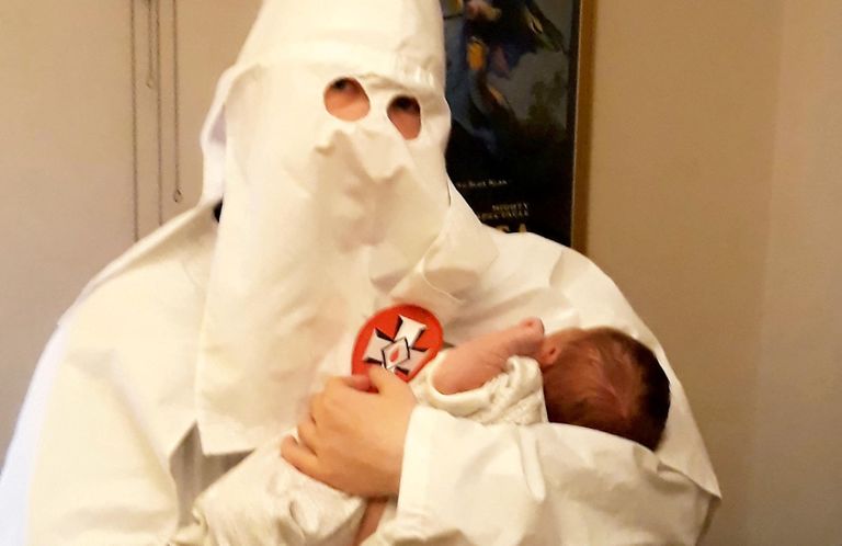 Adam Thomas imikust pojaga. Tal on seljas USA rassistliku rühmituse Ku Klux Klan rõivad