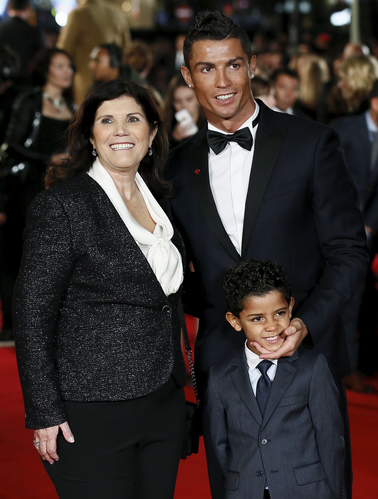 Cristiano Ronaldo, tema ema Dolores Aveiro ning poeg Cristiano Ronaldo juunior.
