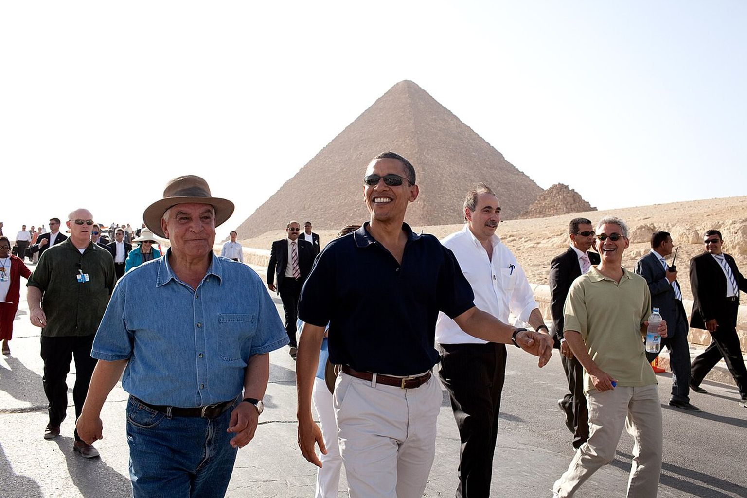 Dr. Hawass tutvustamas Egiptuse saladusi 2009. aastal USA toonasele presidendile Barack Obamale.