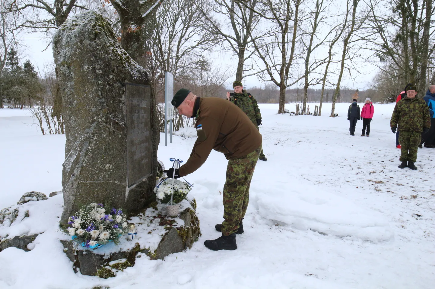 Pitkade mälestuskivi asus varem praegu admirali lapsepõlvekodu maadel, kust algavad ka iga aasta veebruaris Johan Pitka mälestuseks toimuvad rahvamatkad. Hiljutati paigutati see ümber külamaja juurde.