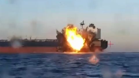 Ukraina Melnajā jūrā veikusi triecienu Krievijas ēnu flotes kuģim