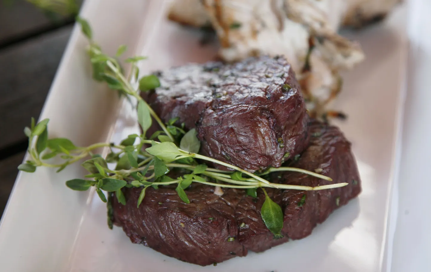 Pildil on grillitud veiseliha.