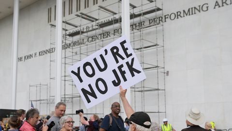 Trumpi nimi eemaldati Kennedy keskuse fassaadilt