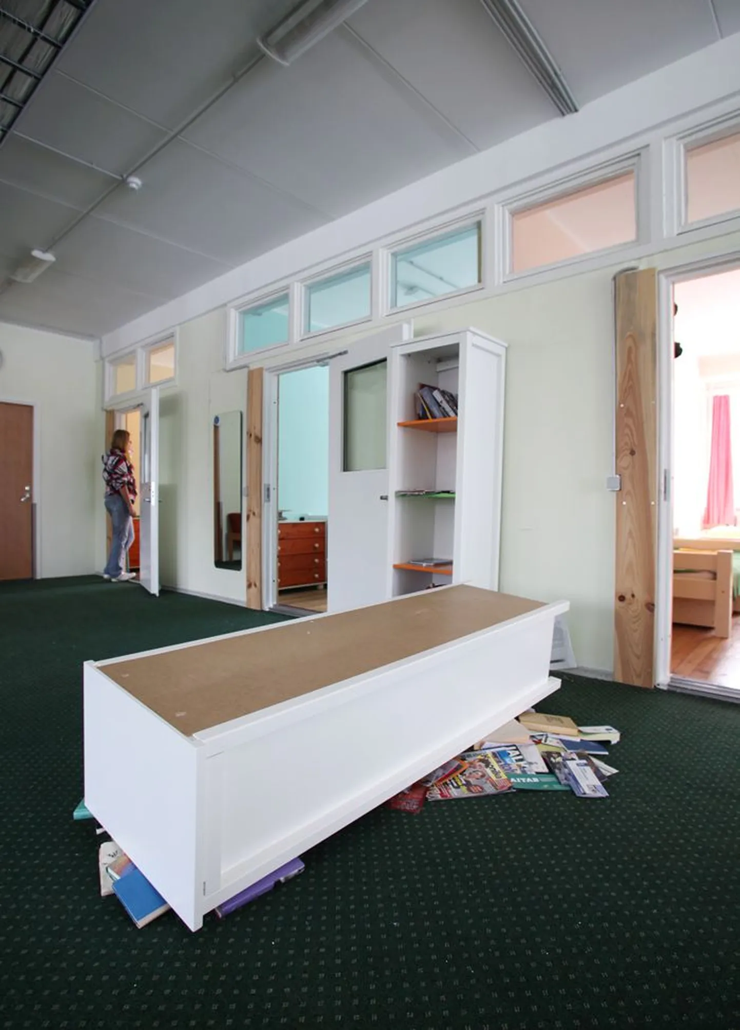 Paar kuud tagasi Kaagvere erikoolis käinud Tartu Postimehe reporter ja fotograaf olid tunnistajaks, kui üks vihane tüdruk lükkas ümber raamaturiiuli, sest ei saanud pastakat tagasi.