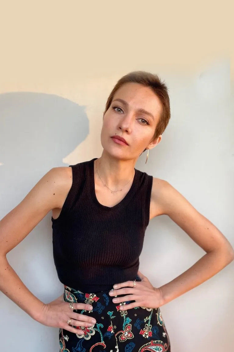 Поклонники полагают, что волосы артистка остригла из-за последствий химиотерапии