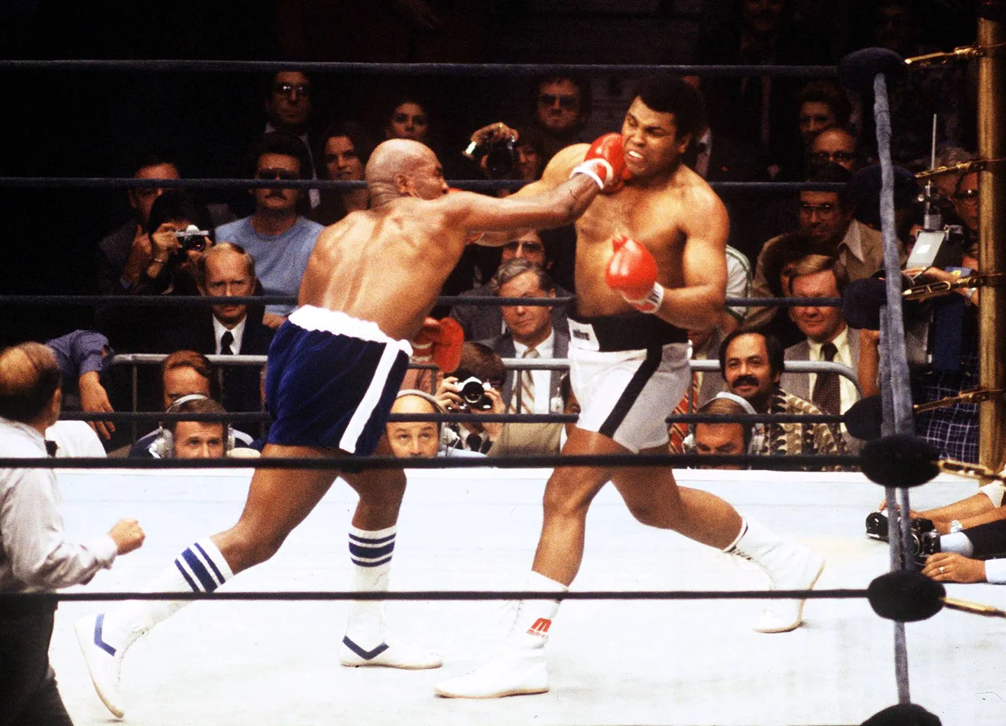 Earnie Shavers (vasakul) Muhhamad Alile äsamas.