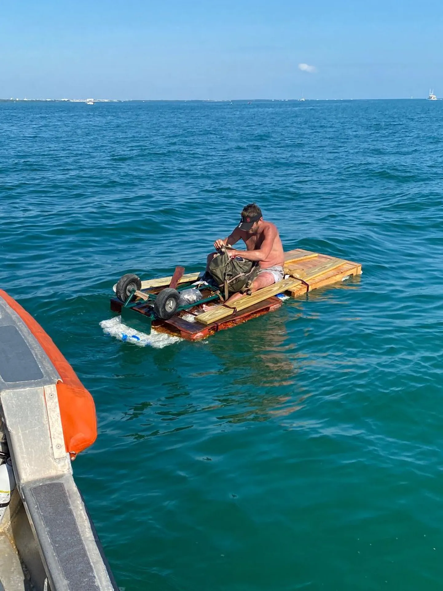 Florida mees isetehtud parvel Hemingway kodusaare rannikuvetes