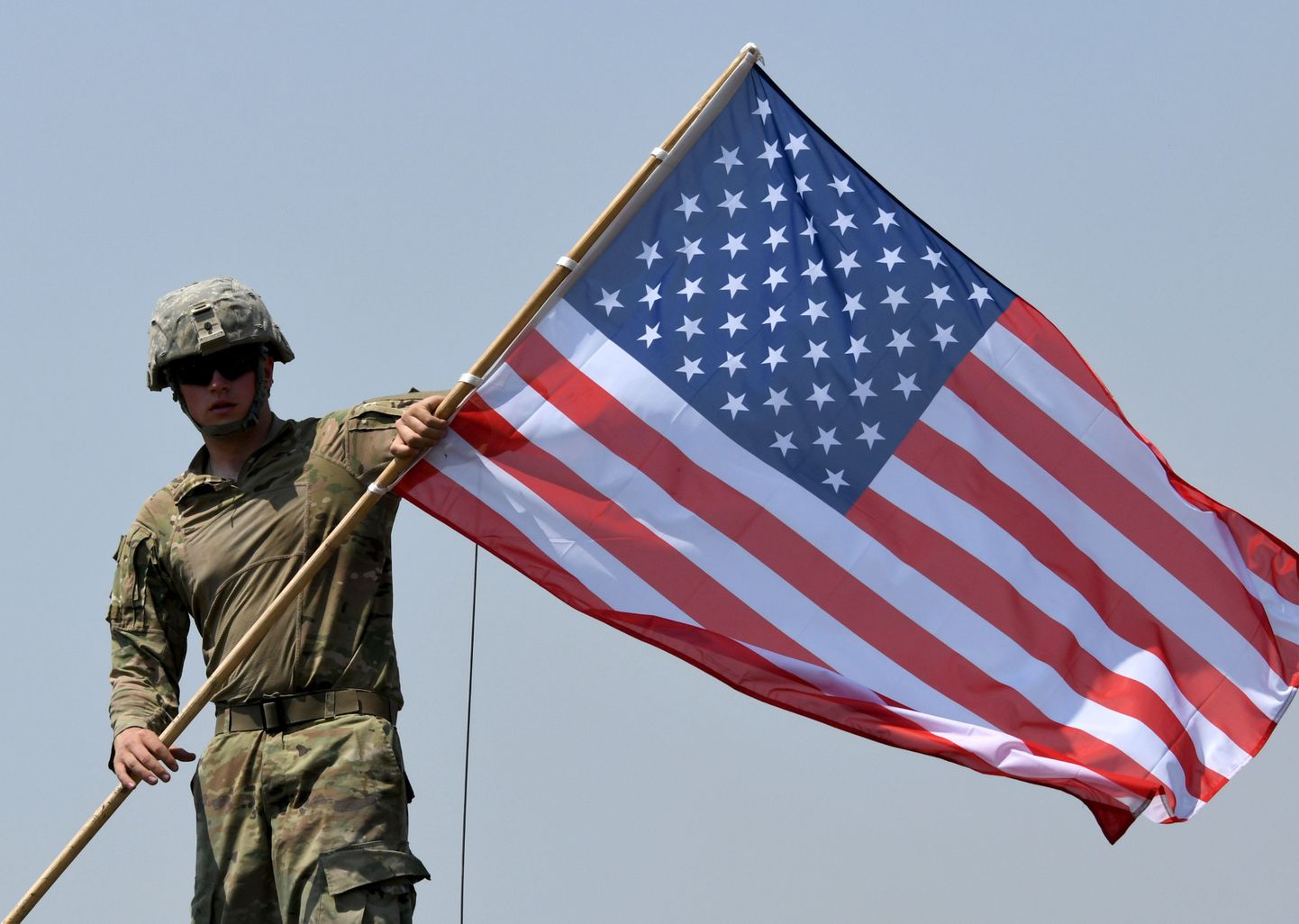 USA sõdur lipuga.