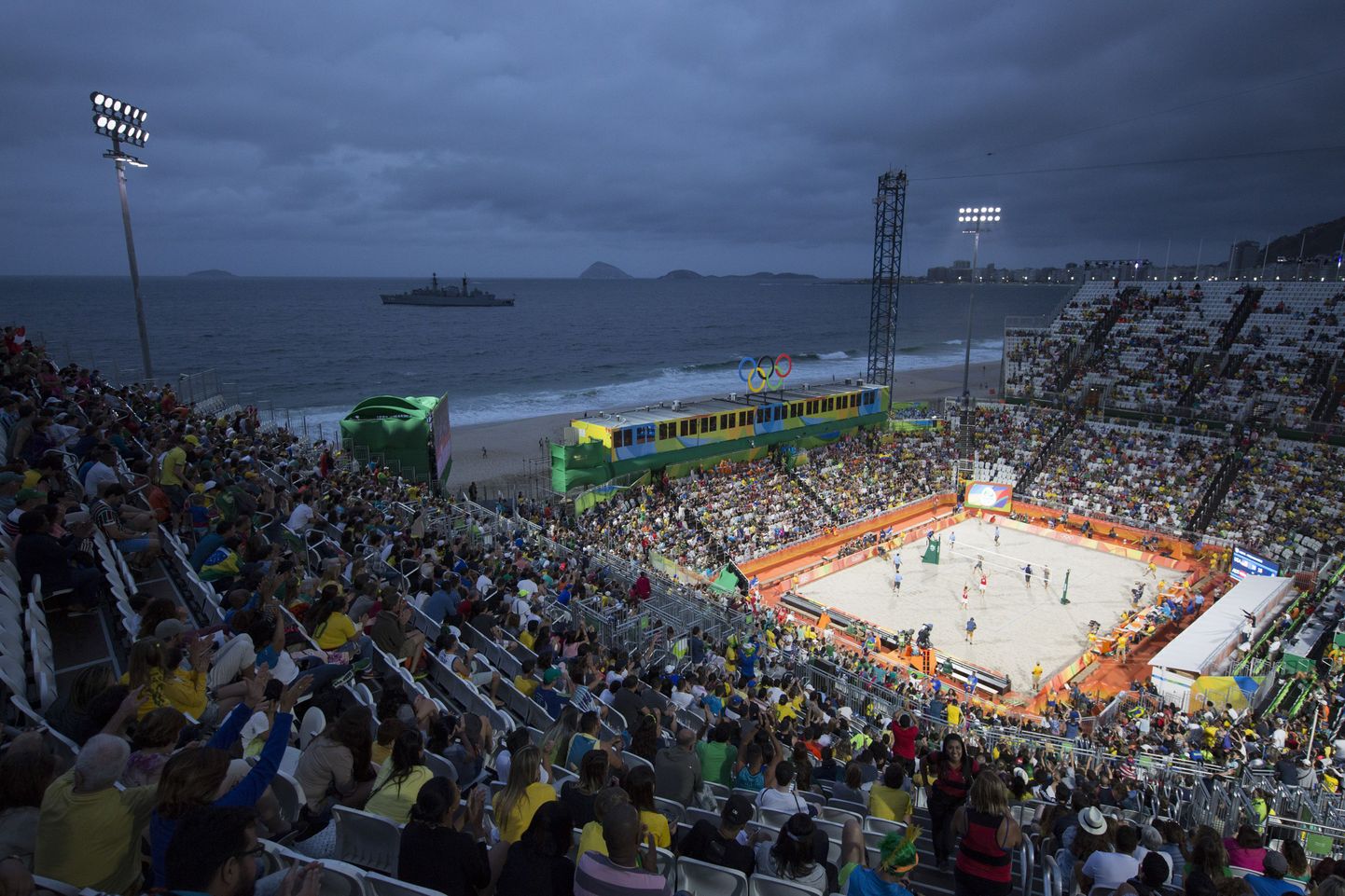 Copacabana rannal asuv rannavolle areen. Taamal lahel korda valvav sõjalaev.
