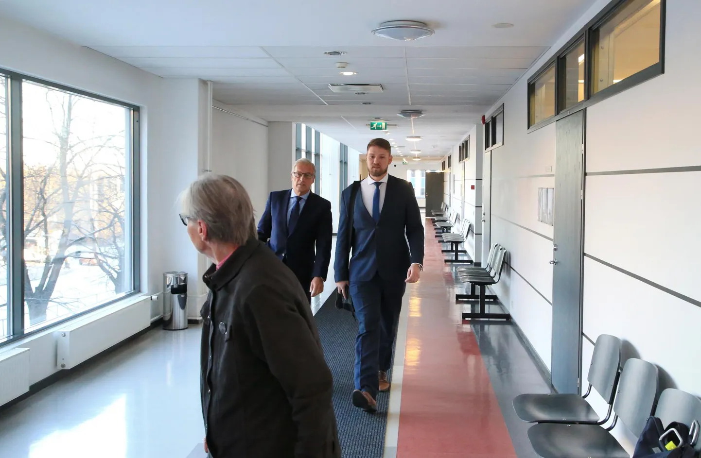 Süüdistuse kohaselt proovis Artjom Suvorov (paremal) Elle Tobrelutsult (seljaga) välja petta 5000 eurot. Maakohus selle süüdistusega ei nõustunud. Nüüd asub sama episoodi üle vaatama ringkonnakohus.