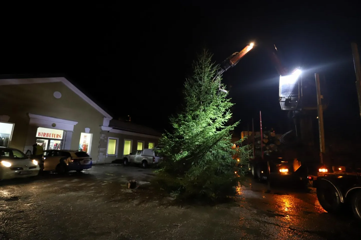 Kukekülla, Rakvere jaamahoone ette, pandi püsti jõulukuusk.