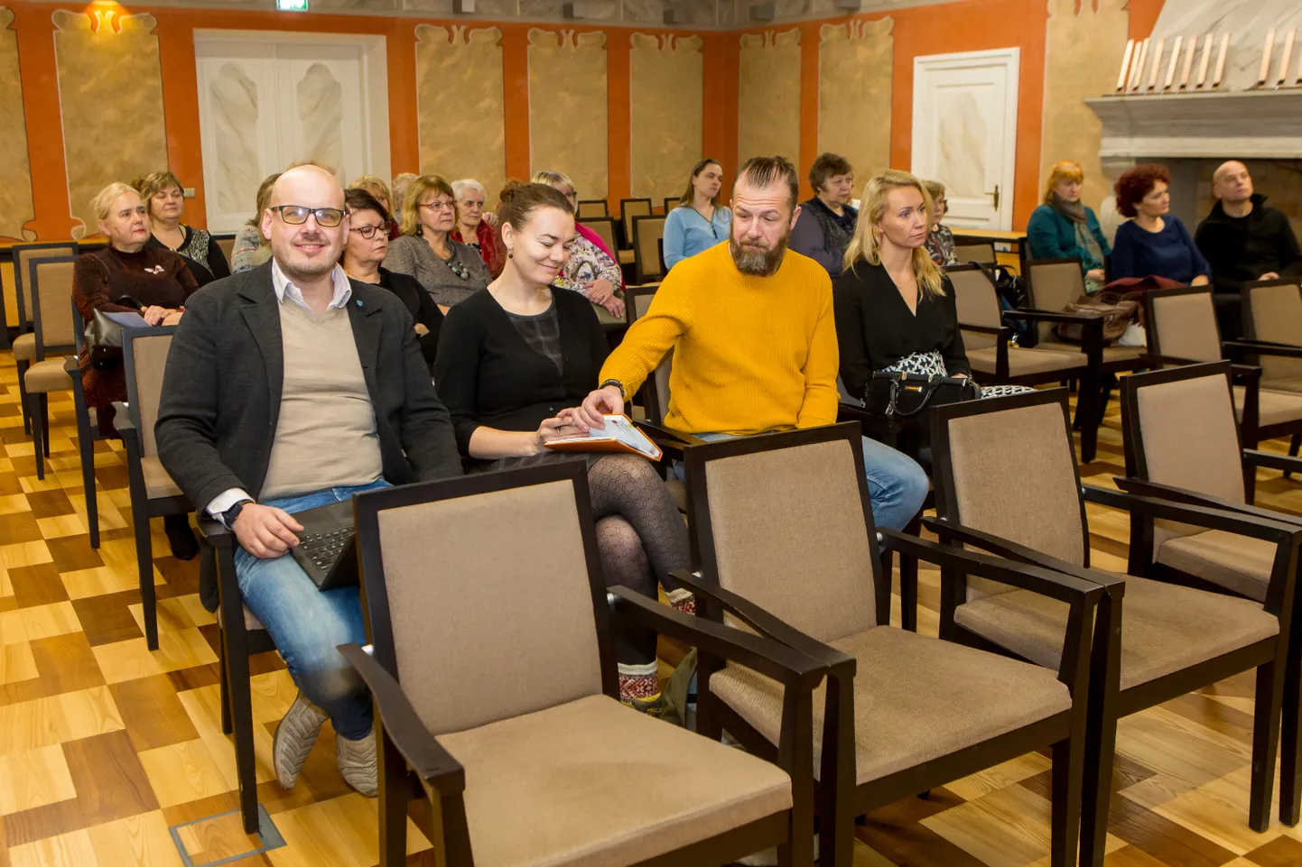 PEO OOTUSES: Laulupeo korralduskomisjoni liige Rasmus Tüüts, kunstiline juht Anu Lepik ja lavastaja Raul Vinni.
