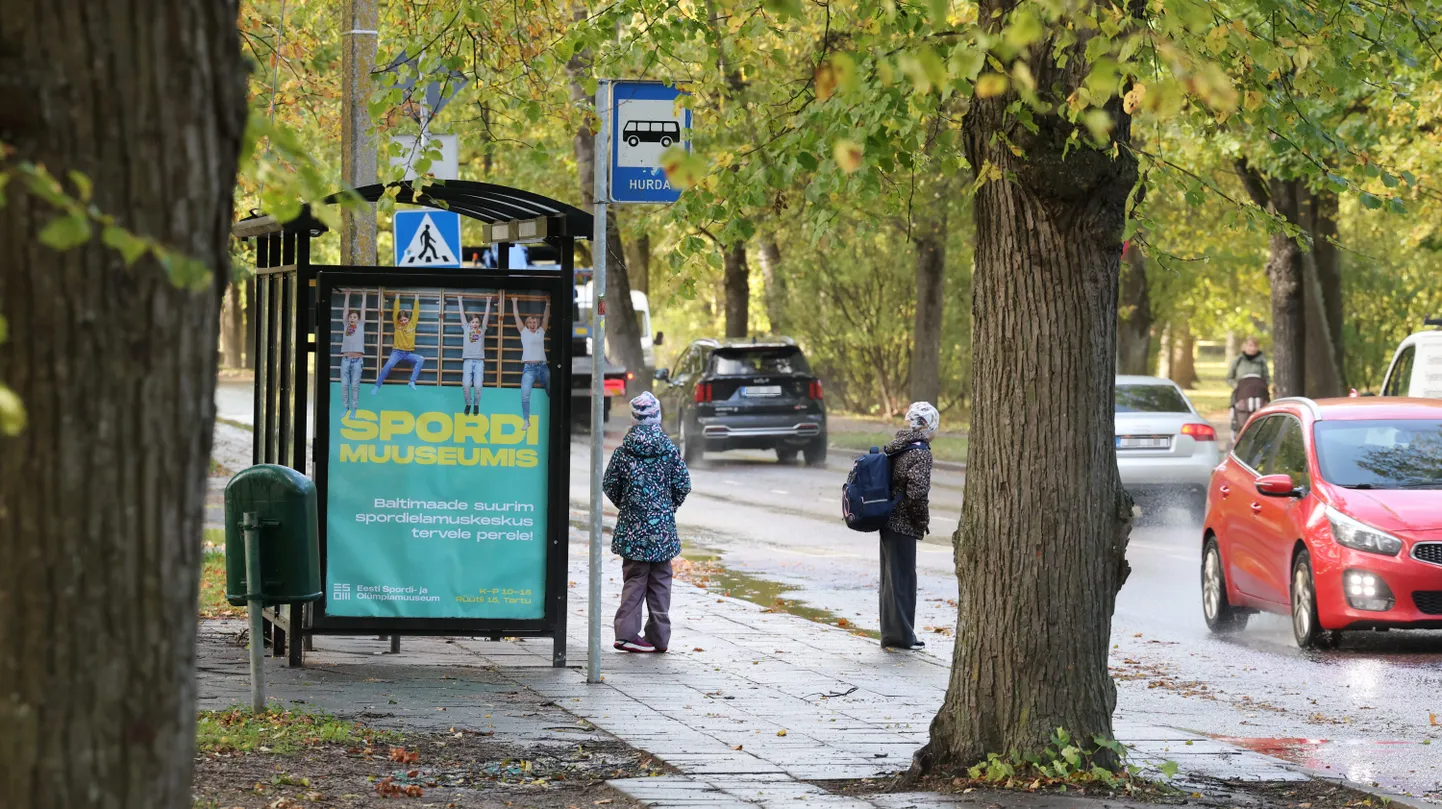 Hurda bussipeatuse juures, kus liigub palju ka koolilapsi, jäi kolmapäeva hommikul jalakäija vöötrada ületades auto alla.