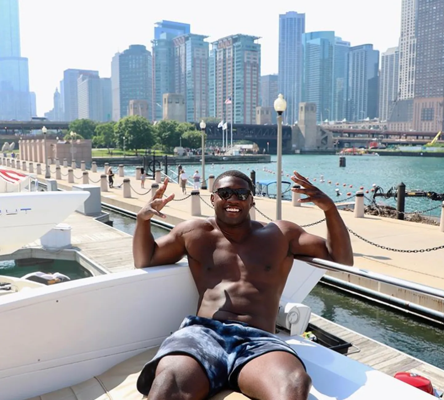 Ameerika jalgpallur Roquan Smith nautis möödunud nädalavahetusel pornotähe seltskonda.
