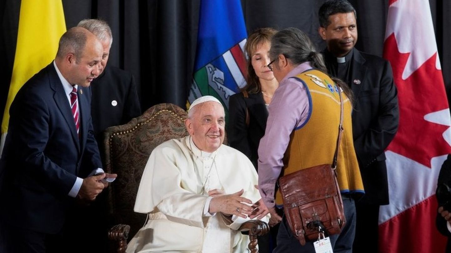 Папа Франциск попросил в "Твиттере" поддержать его визит молитвами