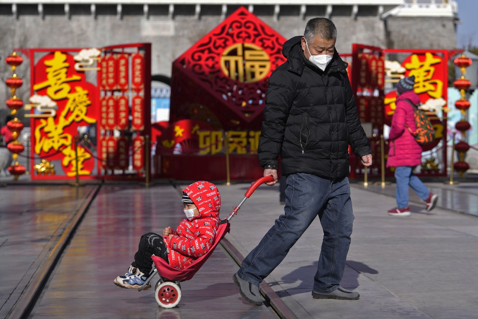 Mee Pekingis lapsega jalutamas.