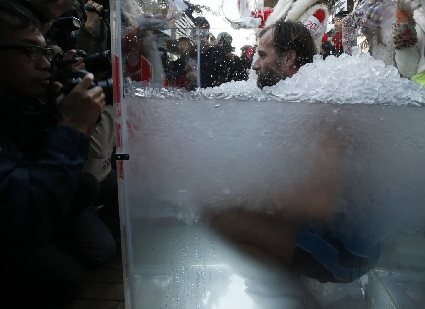 Wim Hof 2010. aastal jäises vannis