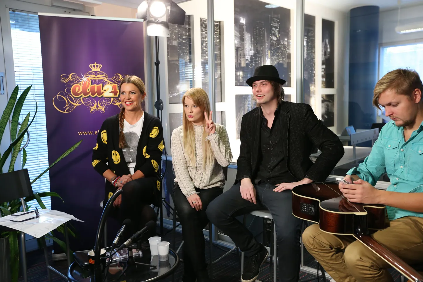 Popansambel Nion Elu24 toimetuses live'i tegemas