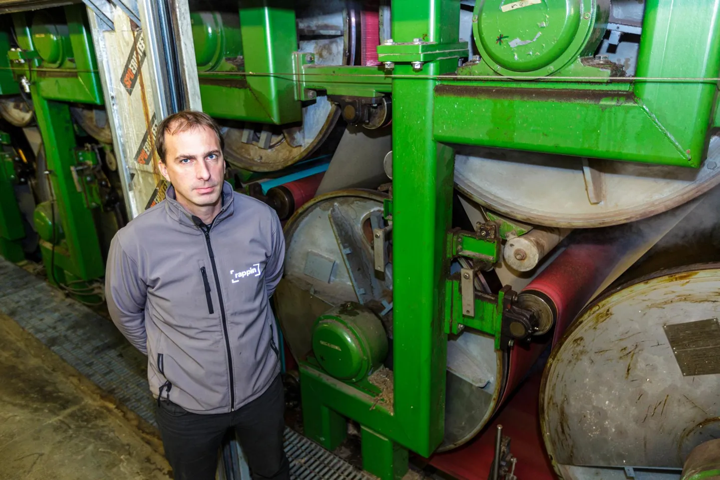 Räpina paberivabriku juhataja Mihkel Peedimaa paberikuivatuspressi juures, millesse tehti hiljuti märkimisväärne investeering.