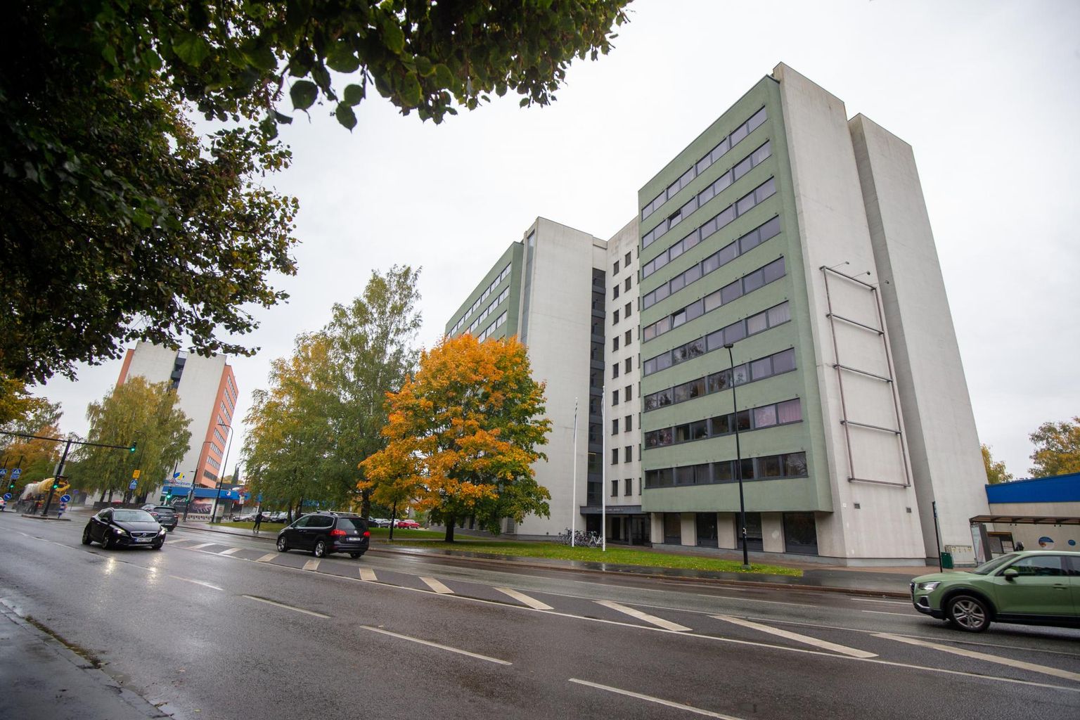 Esimesed ühiselamuks püstitatud Tartu kõrghooned asuvad aadressil Narva maantee 25 (esiplaanil) ja 27.