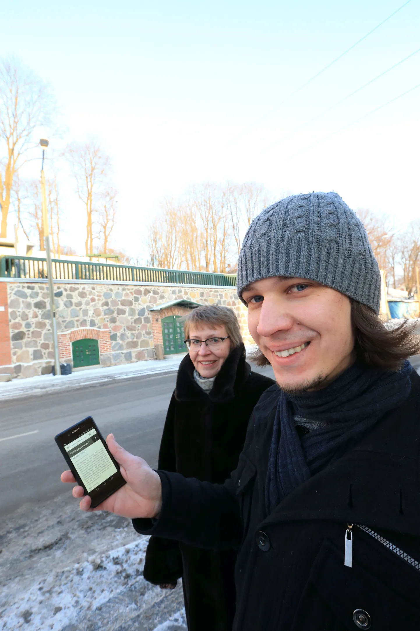 Kaardirakenduse idee autor ja TÜ etnoloogiamagistrant Tenno Teidearu ja Tartu linnamuuseumi direktori kohusetäitja Marge Rennit näitavad, kuidas telefonist mälestusi lugedes saab seigelda mööda Ülejõe linnaosa ja avastada palju põnevat. Üks paikadest, millest ülejõelased on palju mälestusi jaganud, on näiteks endine mahlatööstus Jaama 10.