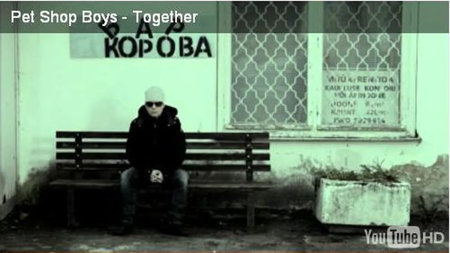 Otsitav majake, kus on silt "bar korova". Kaader videost