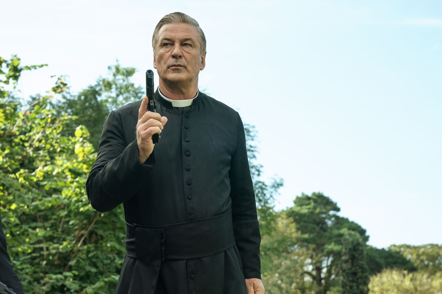 Alec Baldwin katoliku preestri Hector McGrathina 2020. aasta filmis «Pixie». Ta käes on näha relva