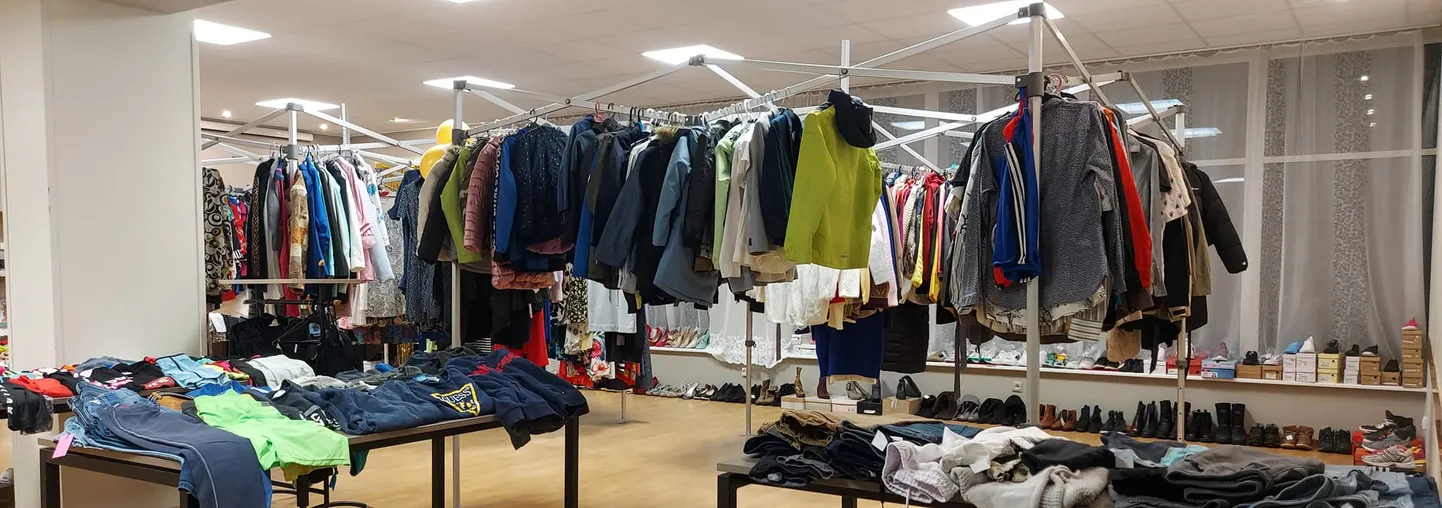 Vao külamajas ootavad ostjaid teise ringi kaubad.