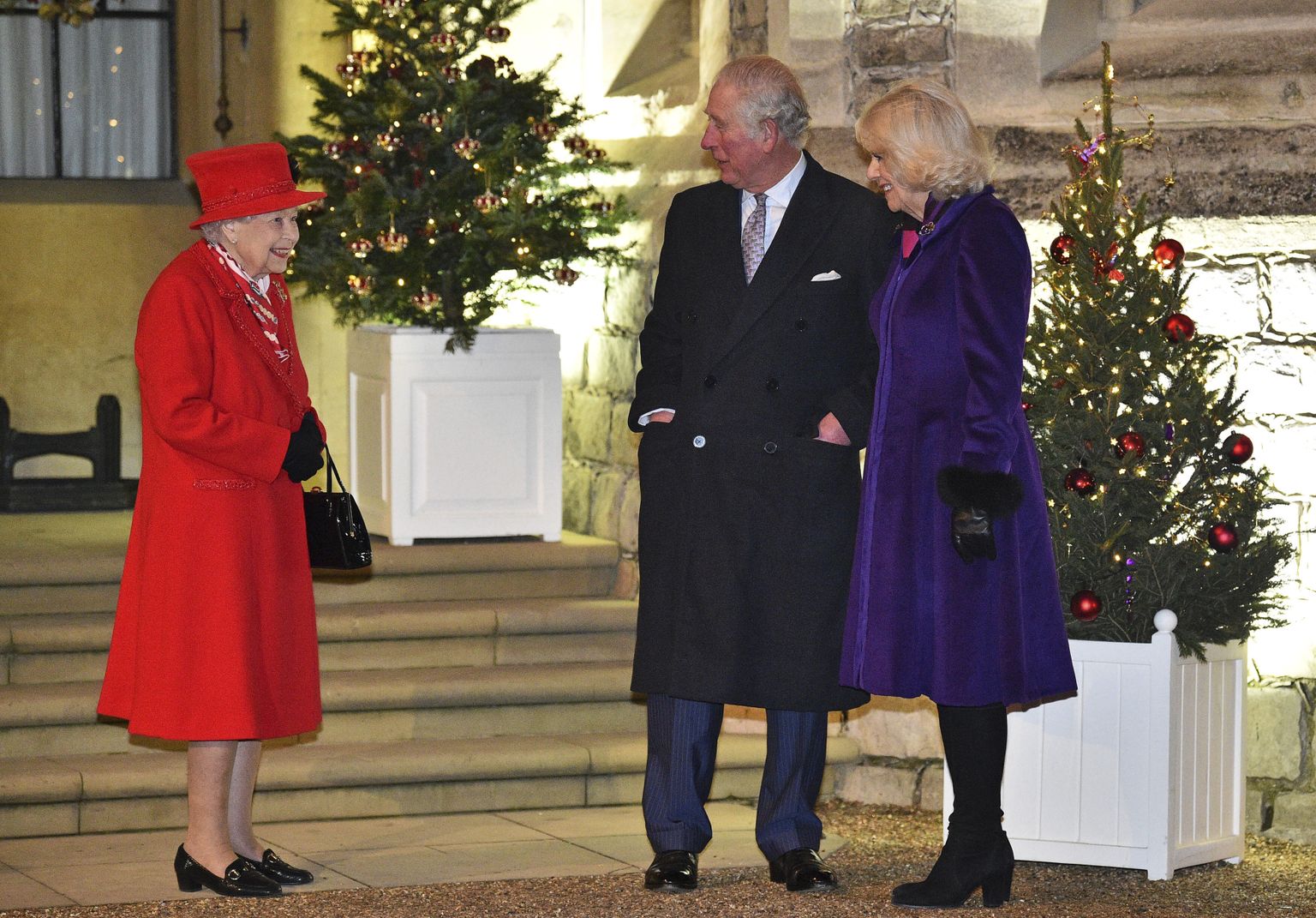 Elizabeth II vestlemas Charlesi ja Camillaga