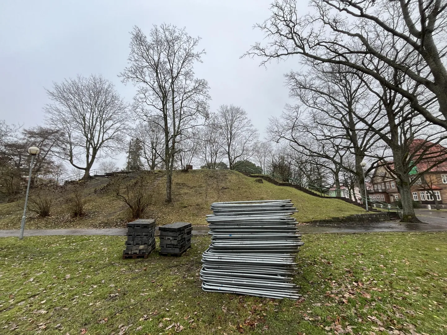 Neljapäeval kerkivad Munamäe pargi ümber metalltarad.