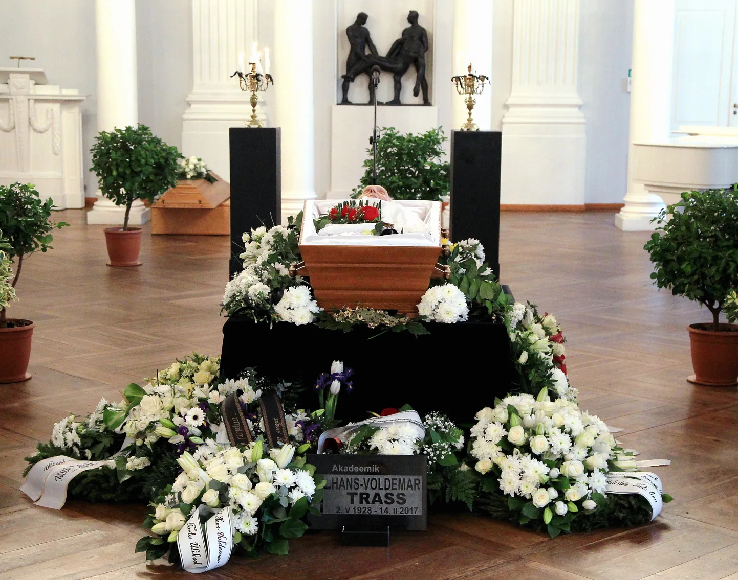 Leinatseremoonia Tartu ülikooli aulas.