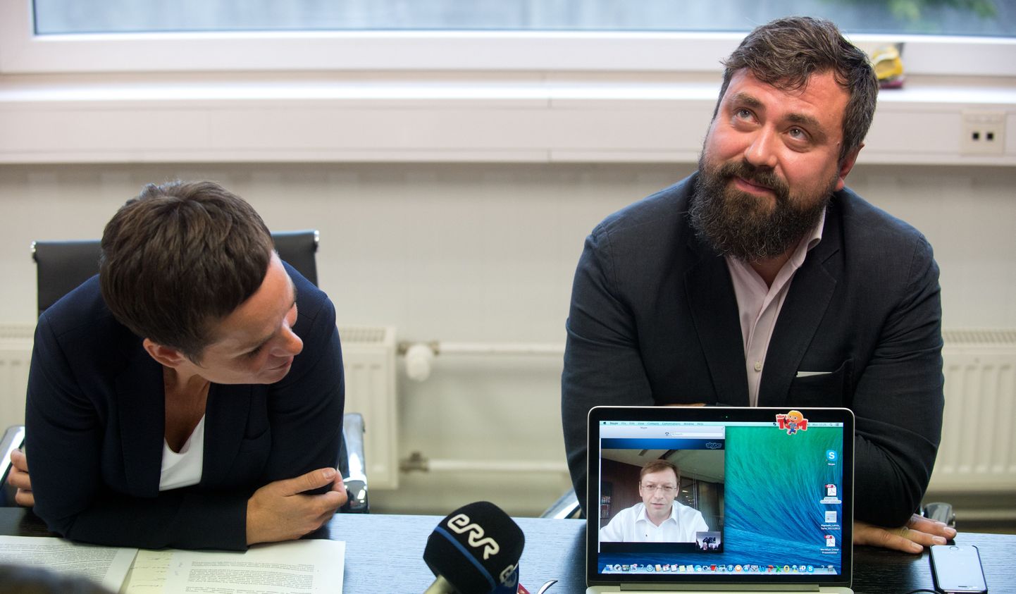 Premia Foodsi juhatuse esimees Katre Kõvask ja nõukogu liige Indrek Kasela tutvustasid pressikonverentsil Skype'i vahendusel jäätise- ja külmutatud toodete äri uut omanikku Andrei Beshmelnitskit.