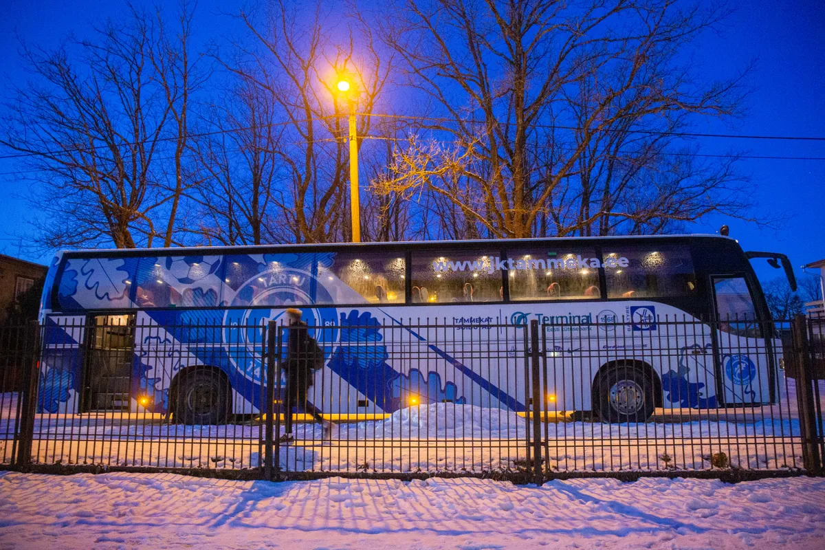 Kell läheneb kaheksale hommikul, buss juba ootab ja mängijaid aina lisandub. Kogukonnajuht Monica Rand nendib samal ajal, et edaspidi peab buss mujale parkima – muidu jääb liiklusele ette.