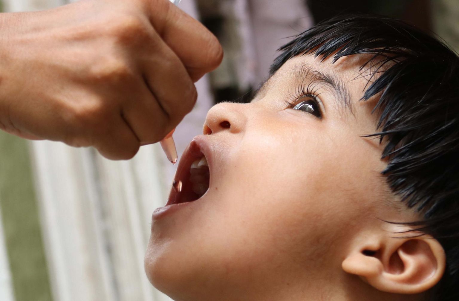 Karachi poiss saab vaktsiini lastehalvatuse vastu, mis senini Pakistanis levib.