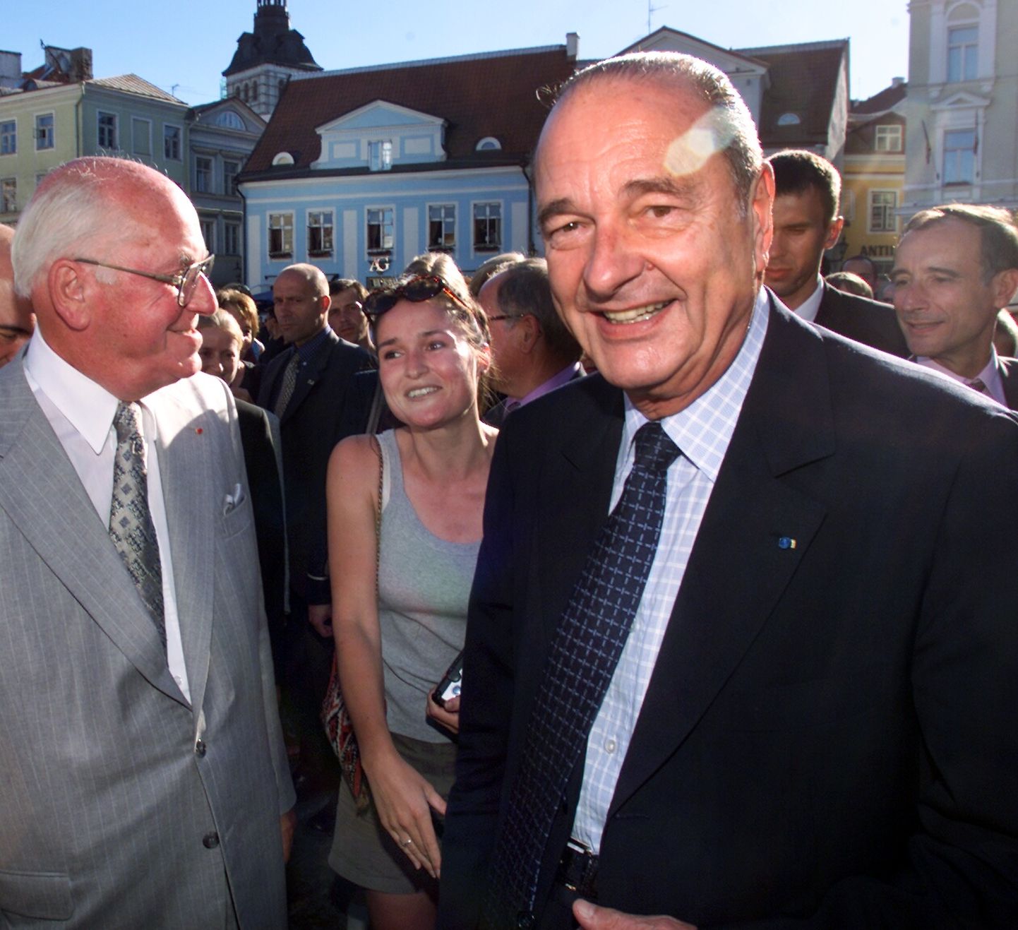 Prantsusmaa president Jacques Chirac käis 2001. aasta juulis Eestis visiidil. Pildil Chirac 28. juulil 2001 koos president Lennart Meriga Tallinnas Raekoja platsil.