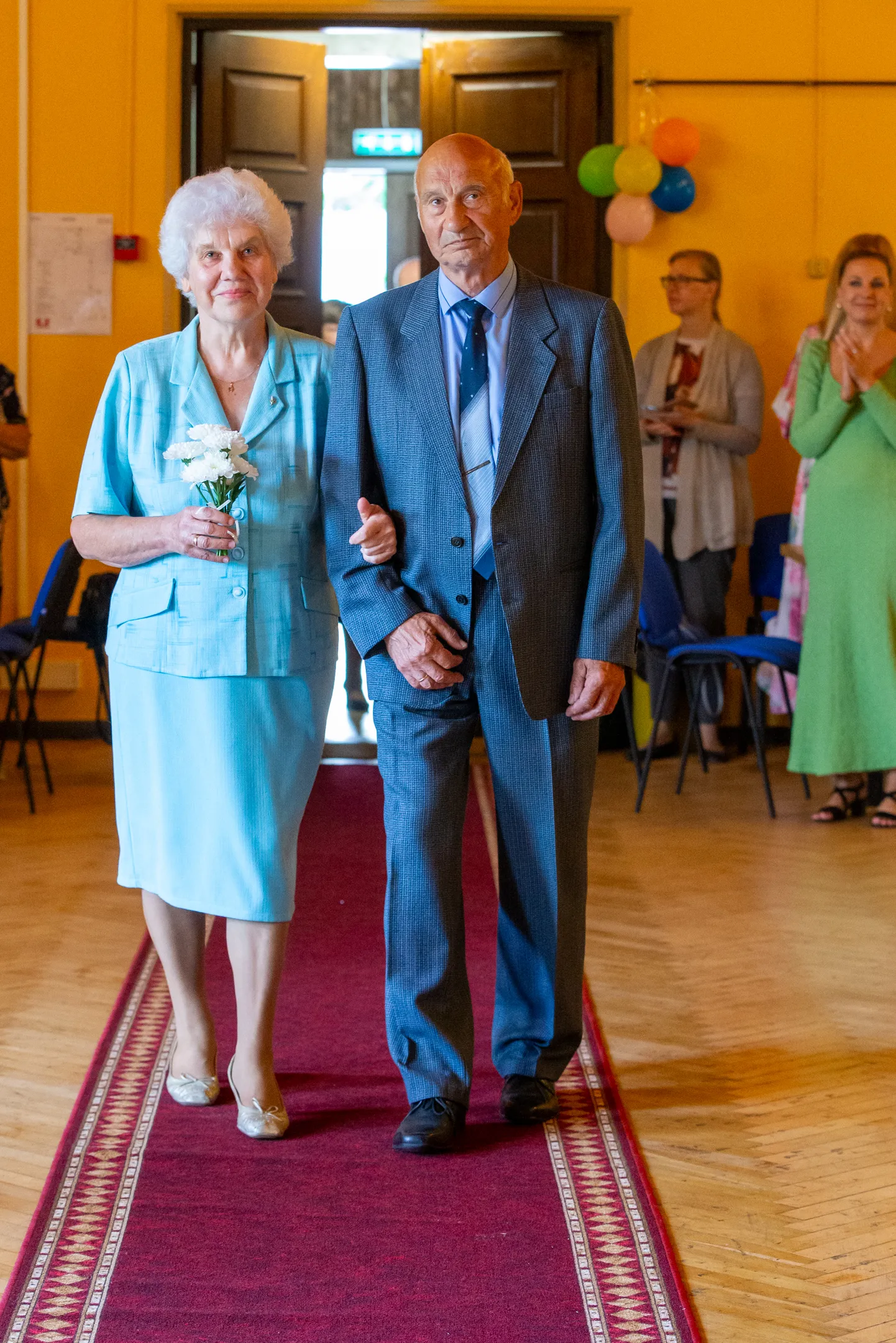 Гале и Алексей Поповы вошли в зал Таммикуского народного дома под свадебный марш Мендельсона, который должен был напомнить им о прекрасных мгновениях 55-летней давности.