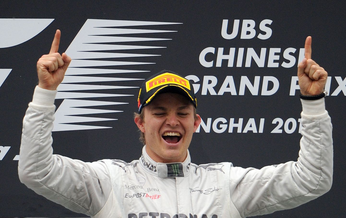 Нико Росберг радуется своей первой победе на этапах "Формулы-1".