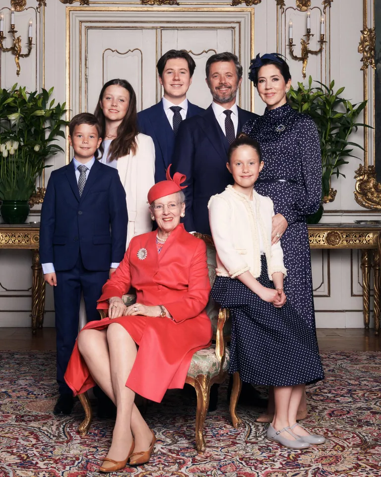 Tulevane põlvkond: Taani kuninganna Margrethe II (keskel) mullu mais kroonprints Frederiku vanima lapse prints Christiani leeripäeval, tema ümber vasakult paremale prints Vincent, printsess Isabella, prints Christian, kroonprints Frederik, tema abikaasa kronprintsess Mary ja printsess Josephine.