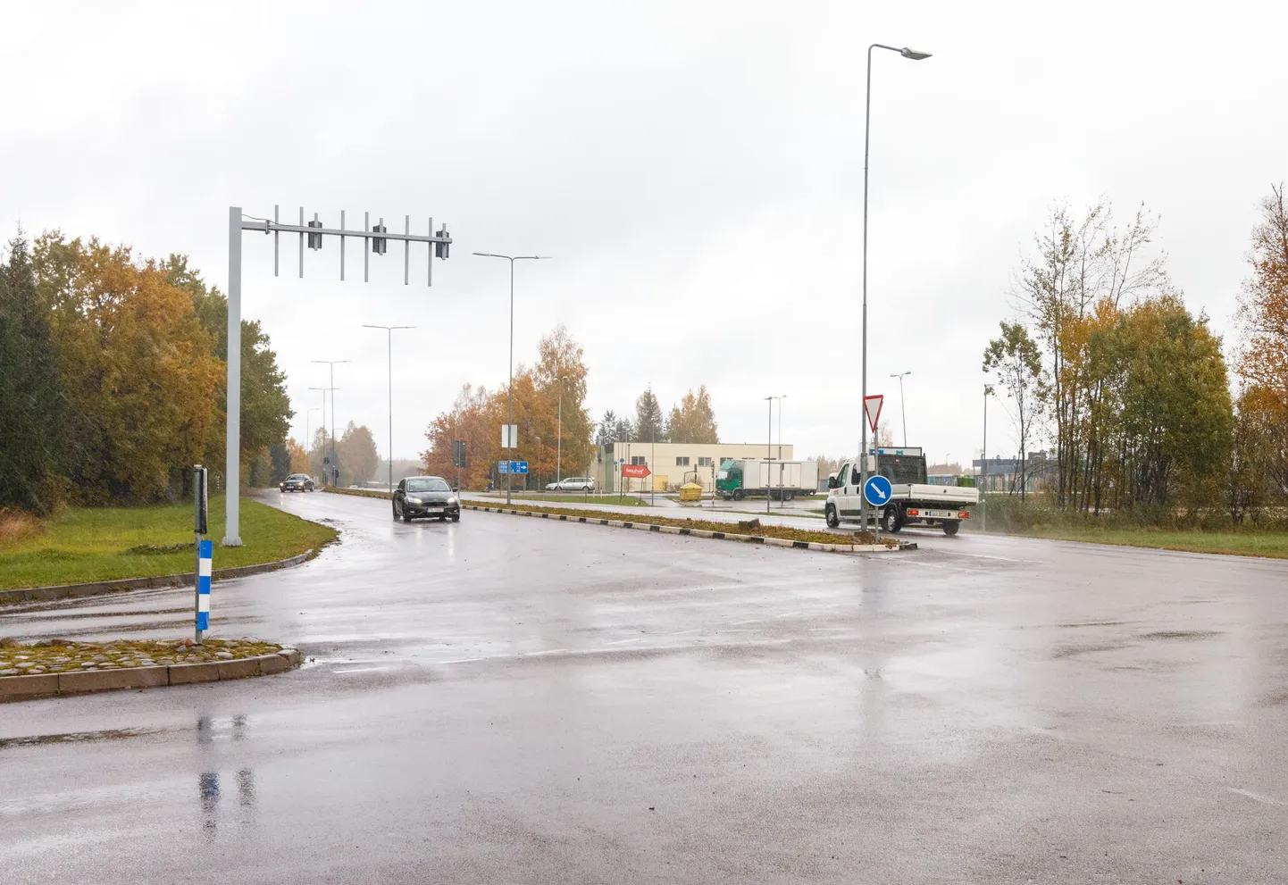 Tume sõiduauto esiplaanil sõidab alas, kus tegelikult liigelda ei või ning tema taga keerab teega külgnevale alale sõiduauto kohast, kus seda teha ei tohi. Paremal paikneva kaubiku trajektooril sõidavad aga alkoholipoe juurest välja keeravad juhid vahel vastassuunas, kuna neile jääb ilmselt mulje, et linna tuleb ja sealt läheb välja kaks sõidurida.