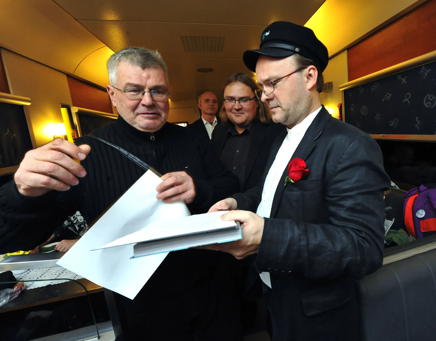 Remsu (vasakul) ja Pruuli sõlmisid lepingu juba uue reisiraamatu tarvis.