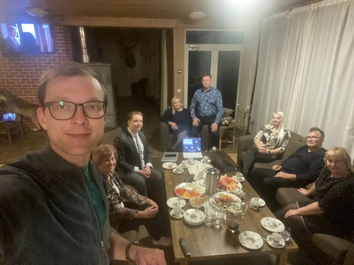 Reformierakond ootas valimistulemusi Imaveres. Nimekirja esinumber Rait Pihelgas tunnistas lüüasaamist, kui selgus, et kaks erakonda rebisid neist ette.