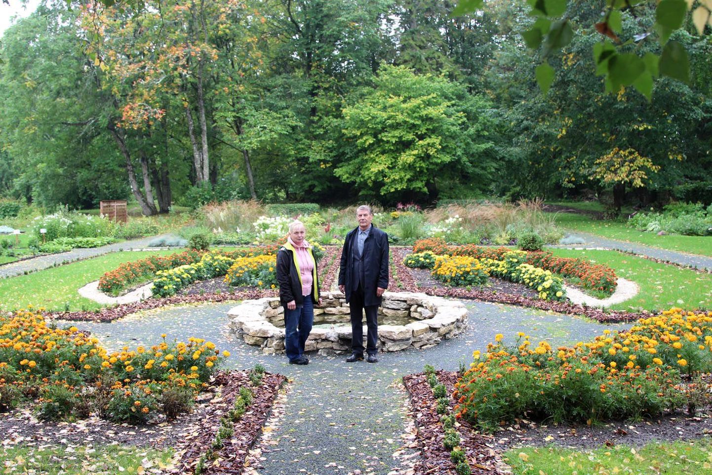 Koigi mõisa aed ja park ei ole veel kaugeltki valmis, kinnitavad kooli direktor Arvo Kangas ja aednik Helle Opivalov. Nelja ajastut tutvustav aed on nende sõnul innustuseks edasiste plaanide elluviimisel.