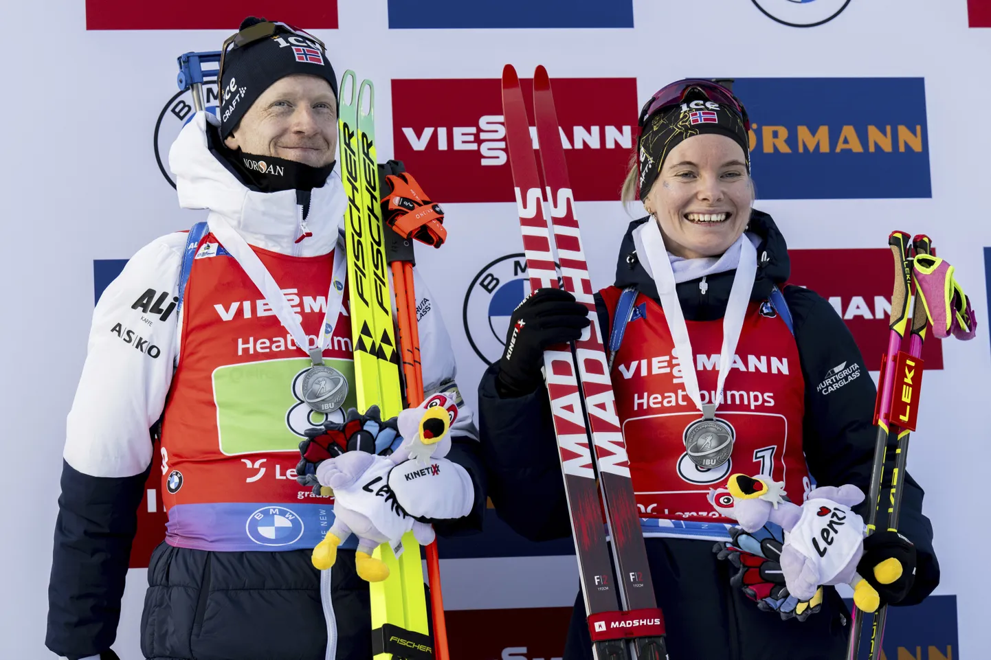 Johannes Thingnes Bø ja Ragnhild Femsteinevik paarissegateate medalitseremoonial.